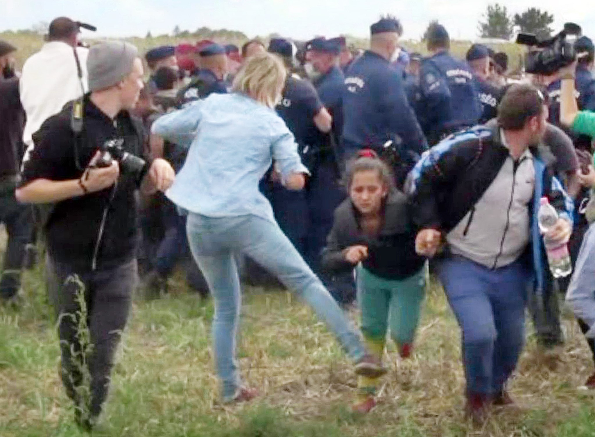 Madžarska snemalka, ki je brcala migrante, pogojno obsojena