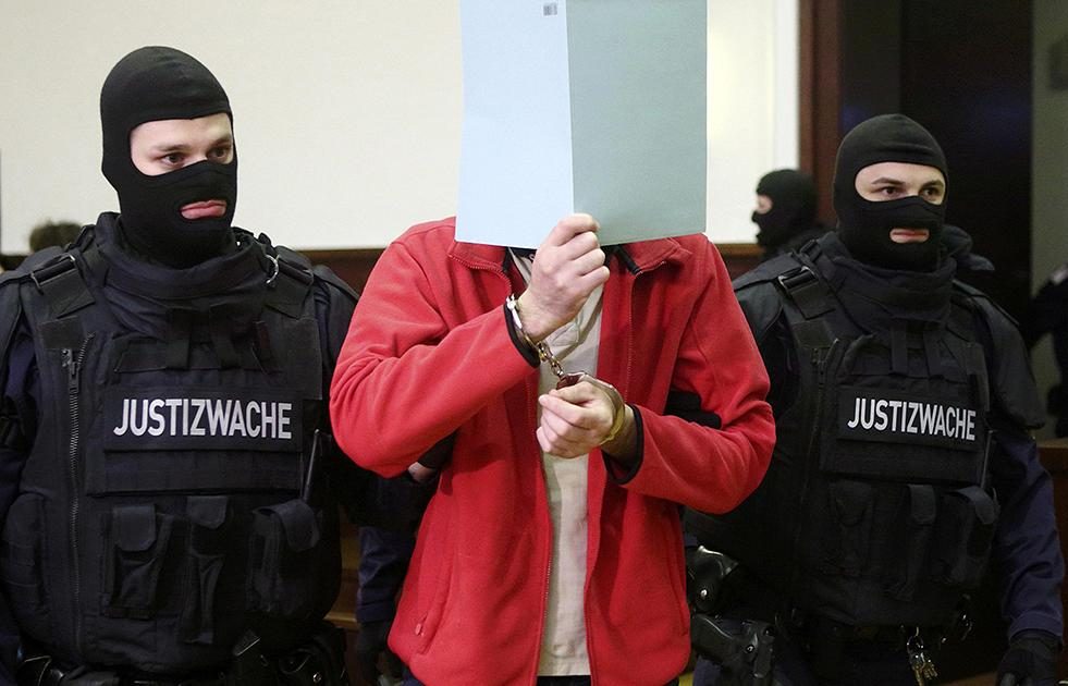 V Avstriji aretirali 22 Čečenov: sprehajali so se po trgu oboroženi do zob!