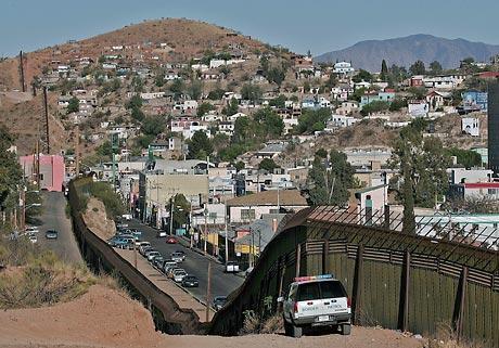 Protest Mehičanov proti Trumpovi represivni politiki: Postavili živi zid!