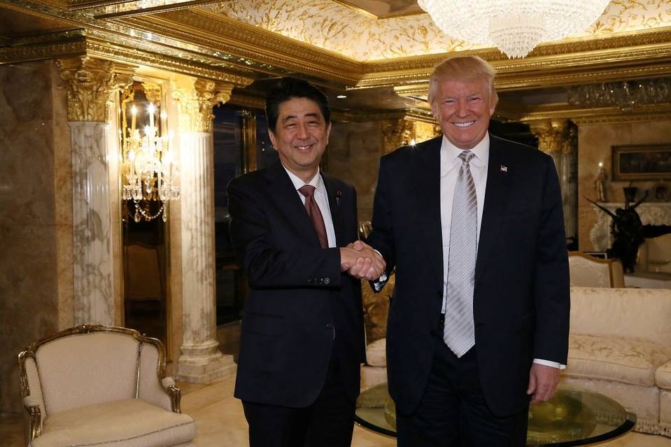 Hit dneva na internetu: Kako Trump treplja roko japonskega premiera