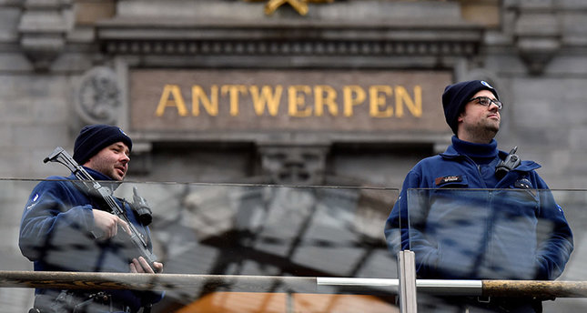 Napad v Antwerpnu: Napadalec poskušal z vozilom zapeljati v pešce