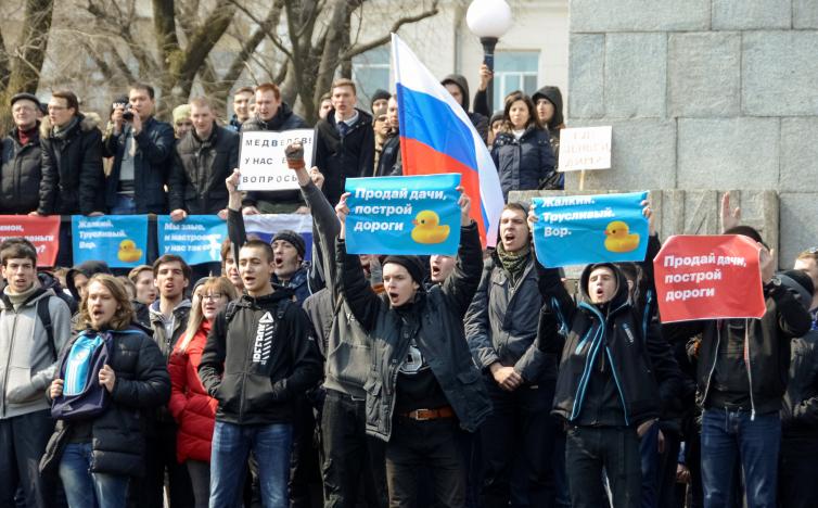 (VIDEO) Kaos v Rusiji: aretiranih najmanj 700 demonstrantov, ki so zahtevali odstop Medvedjeva