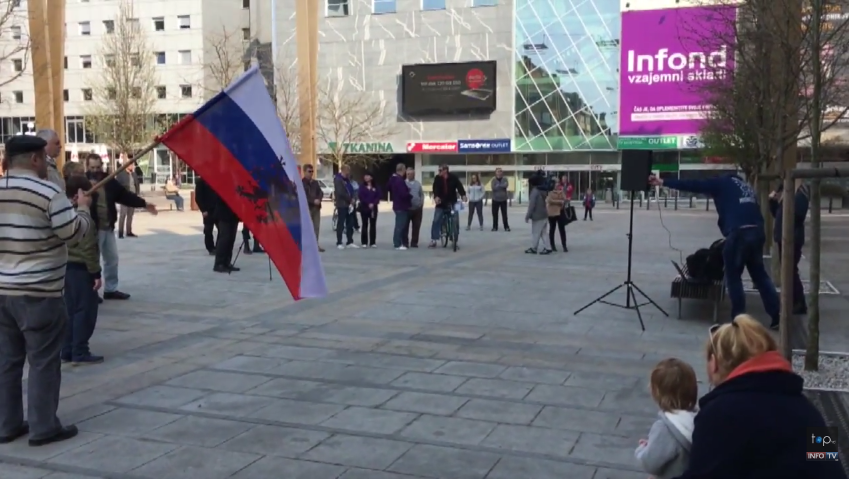 (VIDEO) V Mariboru pozivi k vrnitvi Hitlerja!