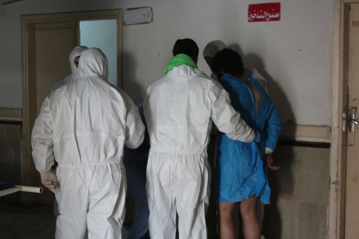 Rusi odkrili, kaj je ubilo 20 otrok in 52 ljudi v Idlibu: bombe zadele skladišče kemičnega orožja upornikov!