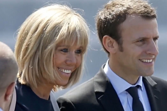 Zmagovalec prvega kroga francoskih volitev Emmanuel Macron poročen s svojo 24 let starejšo profesorico