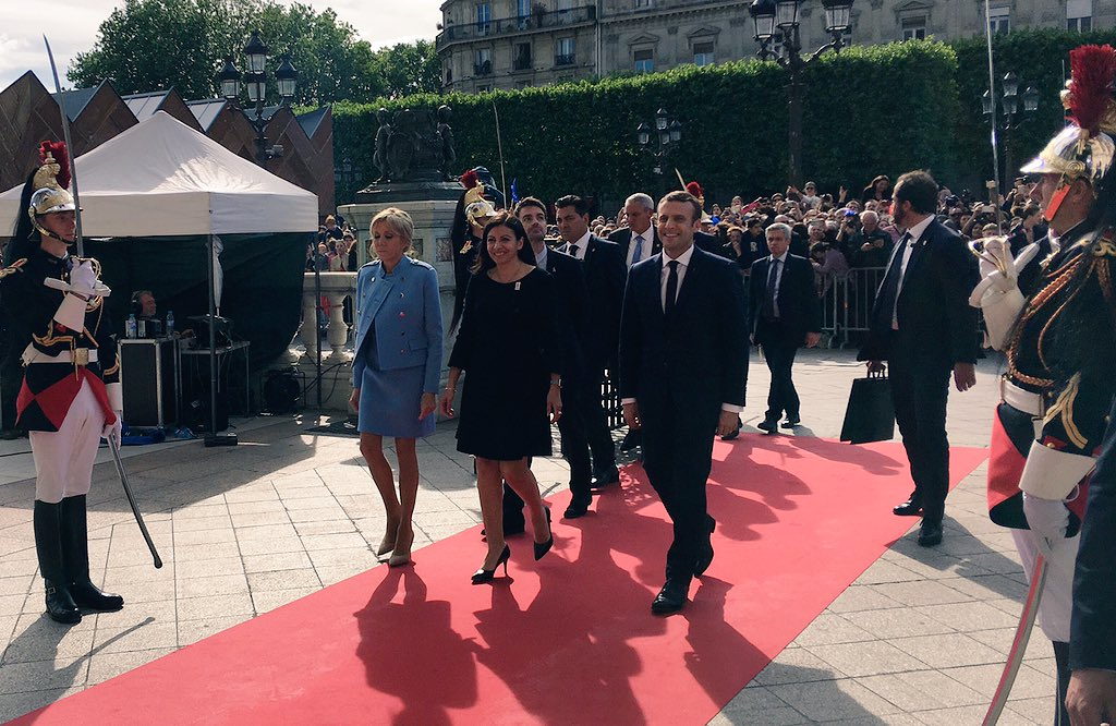 Emmanuel Macron prevzel dolžnost predsednika Francije, prva dama prekopirala styling Melanie Trump