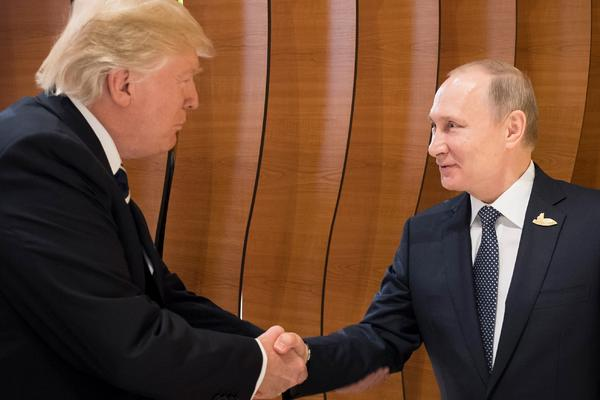 To je čakal cel svet: Prvo rokovanje predsednika ZDA Donalda Trumpa in ruskega predsednika Vladimirja Putina