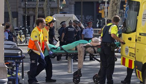 ISIS udaril v Barceloni: vozilo zapeljalo med pešce, najmanj 13 mrtvih, več kot 100 ranjenih, aretirani dve osebi, ostali napadalci še na begu!