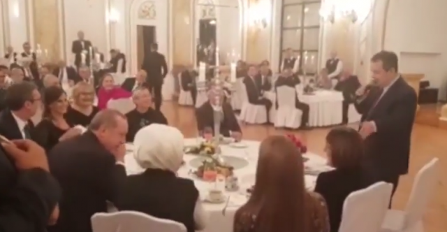 (VIDEO) Srbski zunanji minister Dačić v turščini pel šokiranemu Erdoganu