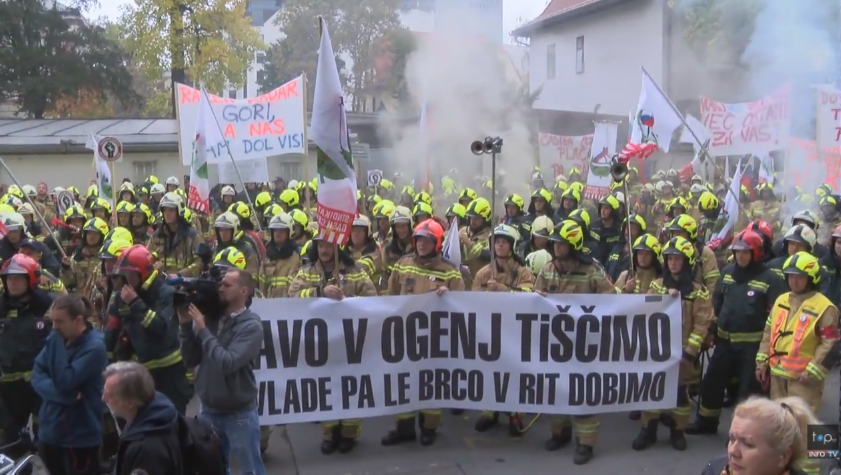 (VIDEO) Gasilci: “Glavo v ogenj tiščimo, da od vlade le brco v rit dobimo”