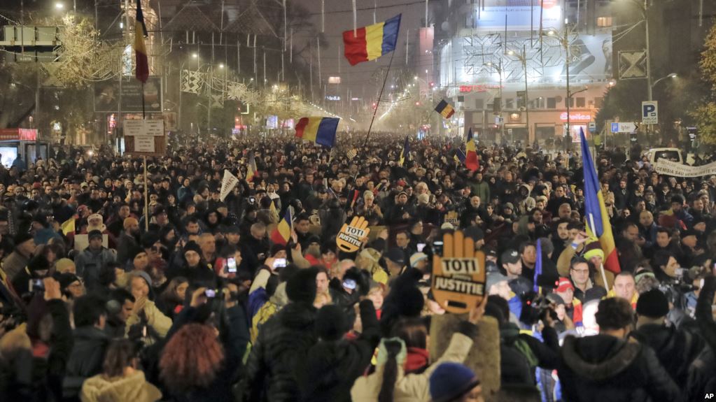 (VIDEO) Tisoči ljudi na protestu pred vlado v Bukarešti zaradi sprememb pravosodnega sistema in davčne reforme