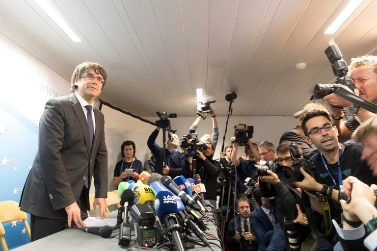 Grozi mu do 30 let zapora: Puigdemont se je predal belgijski policiji, popoldne zaslišanje