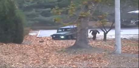 (VIDEO) Nanj so izstrelili 40 nabojev. Kako je severnokorejski vojak pobegnil preko meje v Južno Korejo