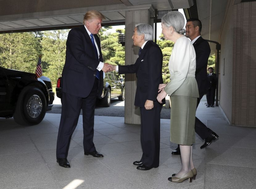 Trumpovi spodrsljaji na Japonskem: Spet pozabil Melanio v avtu, ni se priklonil cesarju, izgubil potrpljenje med hranjenjem rib in nepravilno držal kozarec v roki!