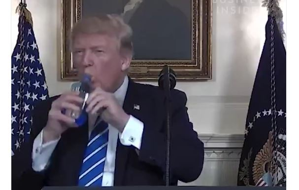 (VIDEO) Trumpova parodija v zvezi s pitjem vode med govorom pred novinarji