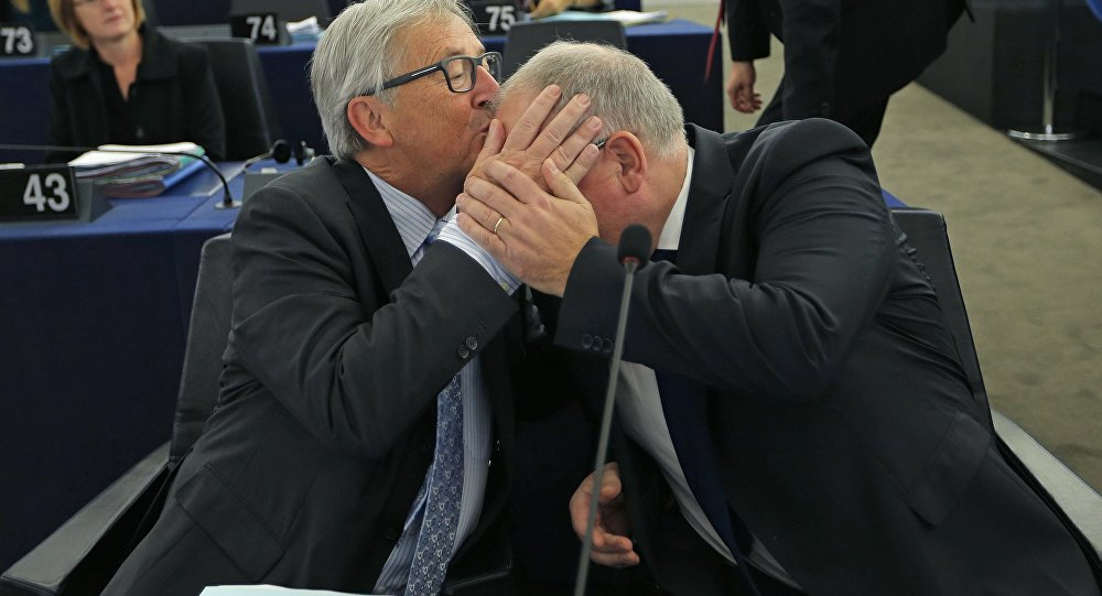 (VIDEO) Huda blamaža: Juncker je “pijan” komaj hodil na Vrhu EU!