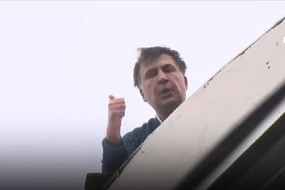 (VIDEO) Konec drame: Bivši predsednik Gruzije Saakašvili aretiran na strehi svoje hiše potem, ko je grozil, da bo skočil