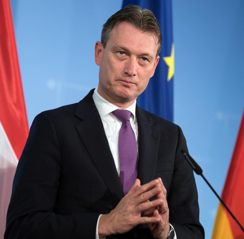 Priznal, da je lagal: Šef nizozemske diplomacije odstopil, potem ko je lagal glede Putina