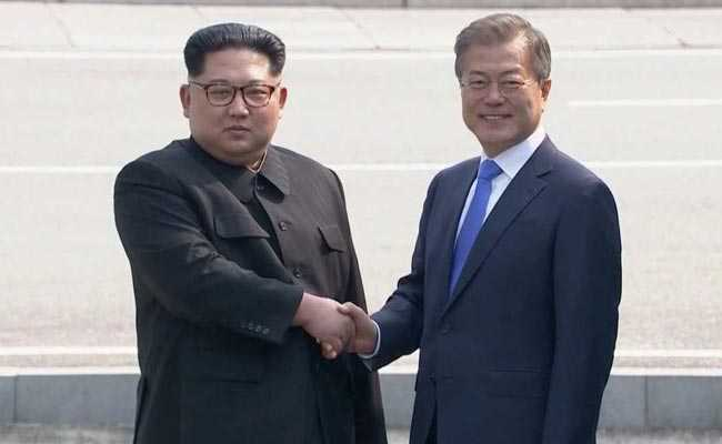 (FOTO, VIDEO) Kim Jong-un prispel v Južno Korejo: Dva liderja sta se držala za roke in skupaj skočila čez mejo!
