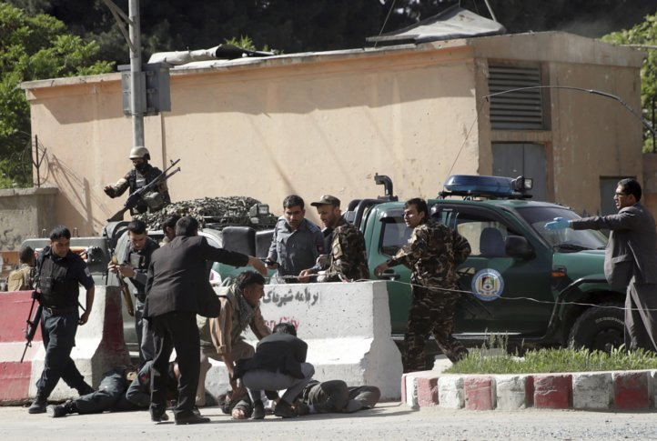 ISIS prevzel odgovornost: V bombnih napadih dveh samomorilcev v Kabulu med 25-imi mrtvimi tudi osem novinarjev