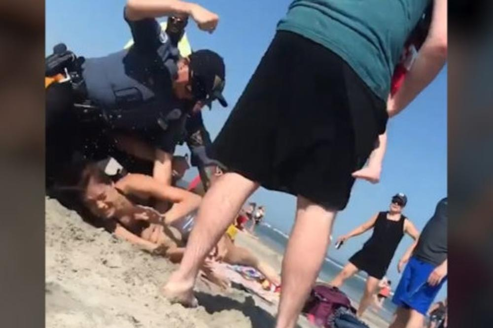 (VIDEO) Policijsko nasilje: Ameriški policist je s pestmi obdeloval dekle po glavi!