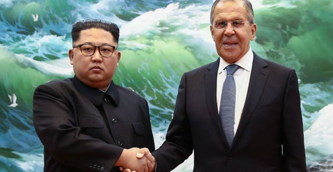 (VIDEO) Zgodovinski obisk: Prvo srečanje Kima Jong-una in Sergeja Lavrova v Pjongjangu