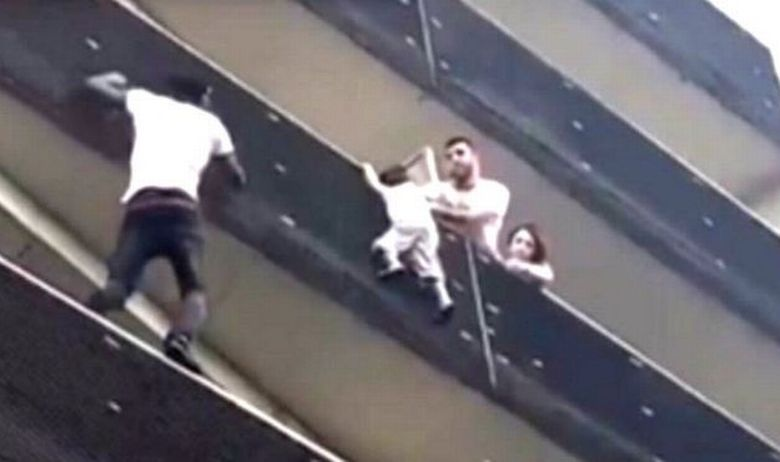 Oglasila se je mati dečka, ki je visel z balkona 4. nadstropja, na katerega je padel iz 6. nadstropja