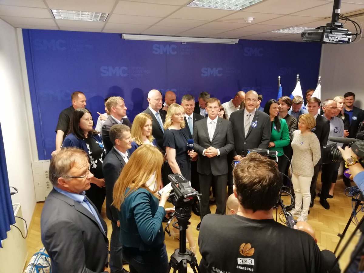 (VIDEO) Cerar: “Žal mi je, da sta Kovačič in Janša tukaj vzela državo za talko” – Kaj se je dogajalo v štabu Mira Cerarja ob čakanju na rezultat referenduma?
