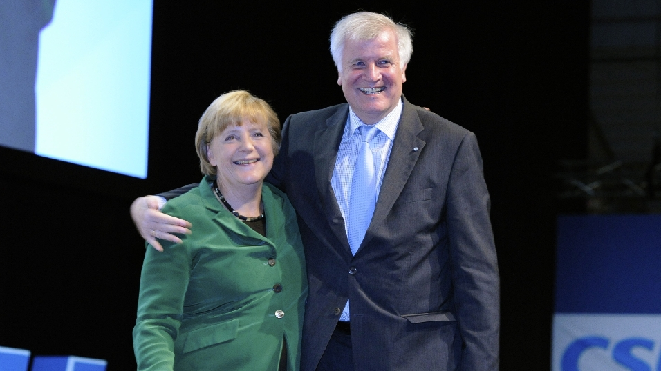 Nemški notranji minister Seehofer: Nimam namena zrušiti Angele Merkel!