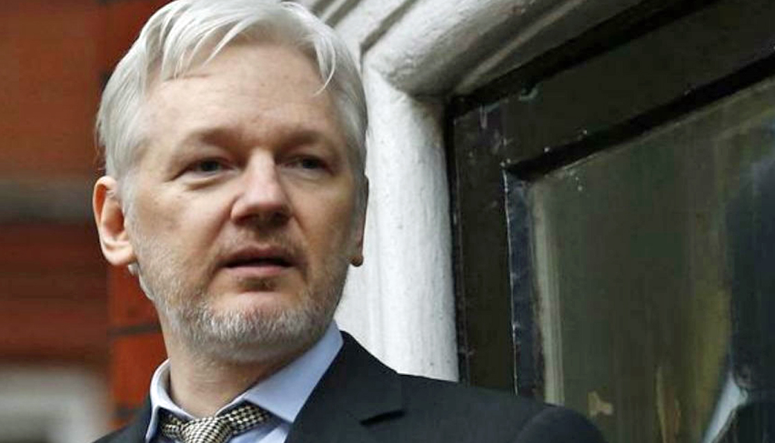 Ekvador ukinil politični azil Julianu Assange-u?