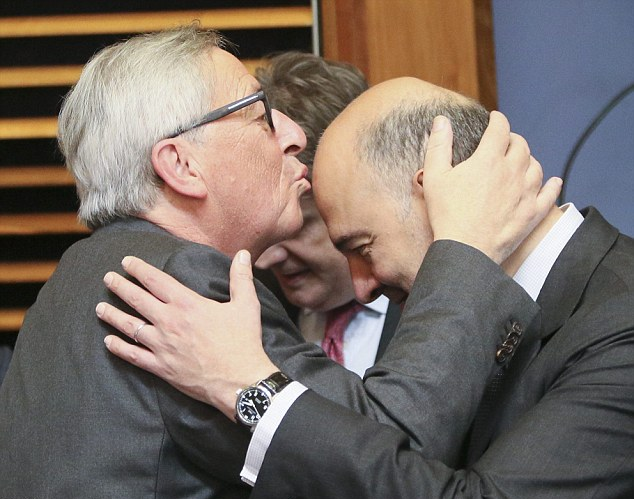 Za nekatere car, za druge pijanec: Šef EK Juncker se opoteka, poljublja roke, glave in rad klofuta predsednike držav!