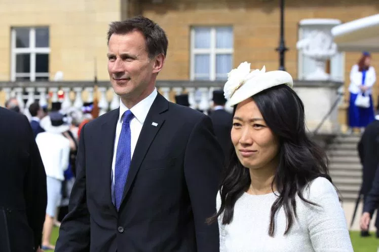 Blamaža novega britanskega ministra za zunanje zadeve, ki ni nič boljši od romunske premierke: V Pekingu svojo soprogo Kitajko predstavil kot Japonko