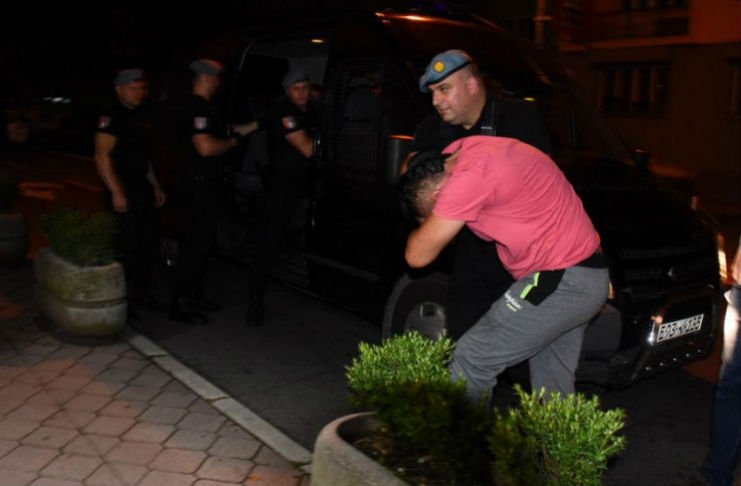 Neverjetno! Delavec komunalnega podjetja, oblečen v policista, s pajdaši, okradel migrante
