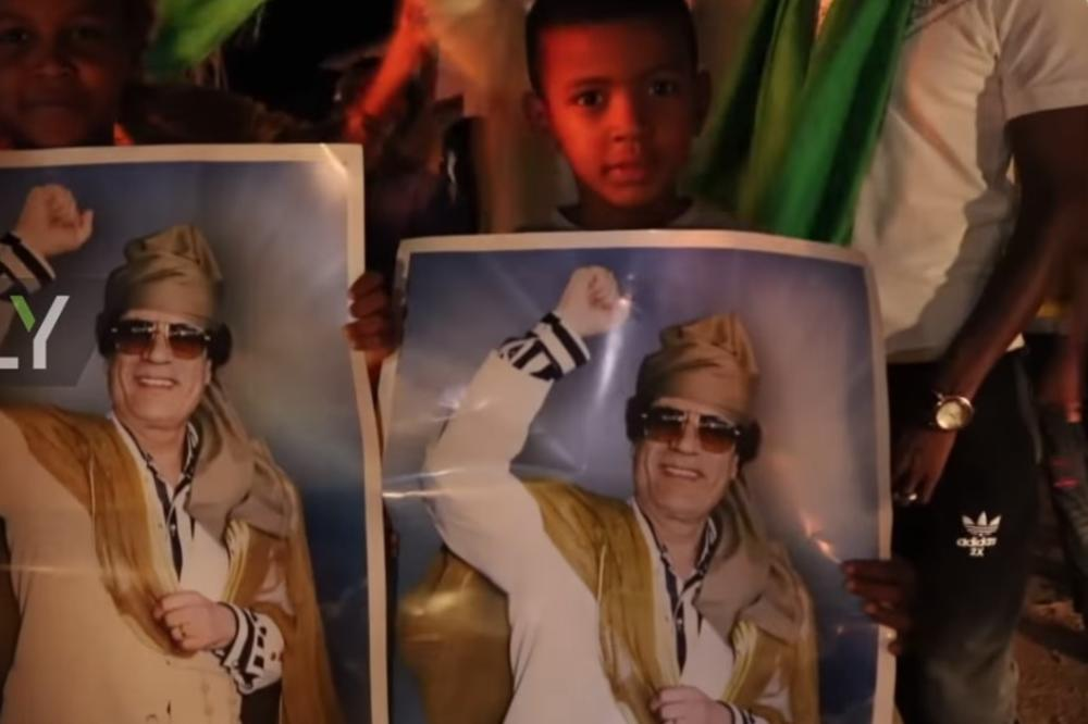 (VIDEO) Tisoči Libijcev na ulicah z Gaddafijevimi fotogrfijami: Izredno stanje v Tripoliju