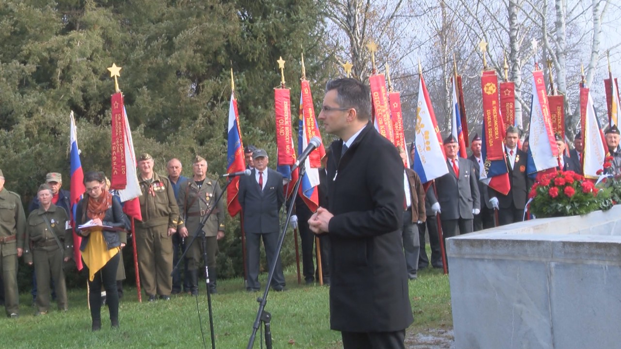 (VIDEO) Šarec najprej govoril na partizanski proslavi v Cviblju, nato pa v Kočevskem rogu v Jami pod Krenom položil venec