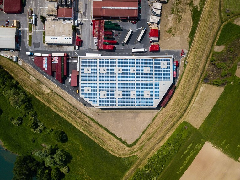 Navdušeni nad sončno energijo tudi naši sosedi: Heineken je v Karlovcu postavil sončno elektrarno, ki bo letno proizvedla 395.000 kWH.