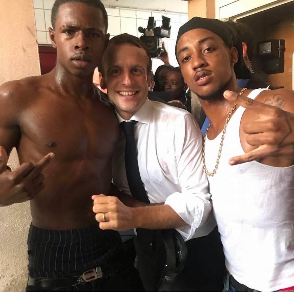 Francija zgrožena: Predsednik Emmanuel Macron se je slikal z na pol golim fantom, ki kaže sredinec!