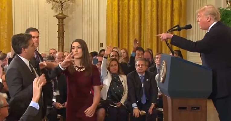 (VIDEO) Po hudem besednem obračunu ameriški predsednik Donald Trump napodil novinarja iz Bele hiše in mu ukinil novinarsko prepustnico