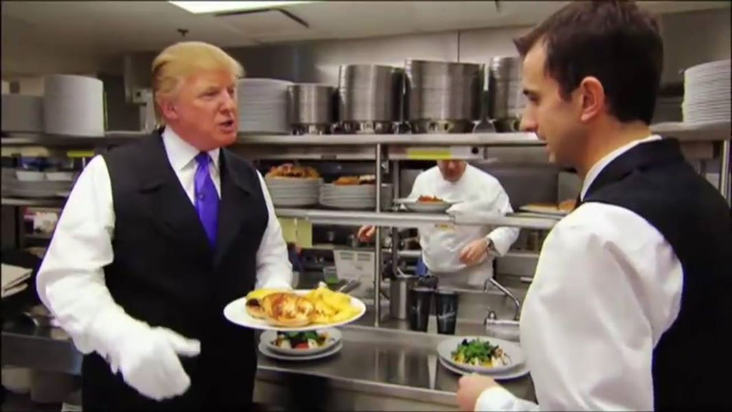 VIDEO HIT! Ne boste verjeli svojim očem! Donald Trump kuha, nosi prtljago, sprehaja psa, sesa prah in čisti kopalnico!