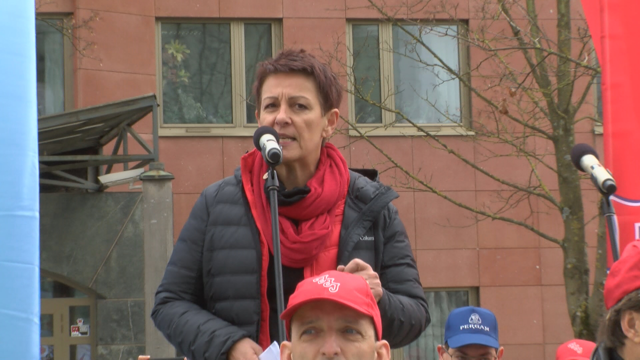 (VIDEO) “Pojdite vsi skupaj u pm “- Lidija Jerkič na protestnem shodu tudi poziva proti odpovedi kolektivnih pogodb