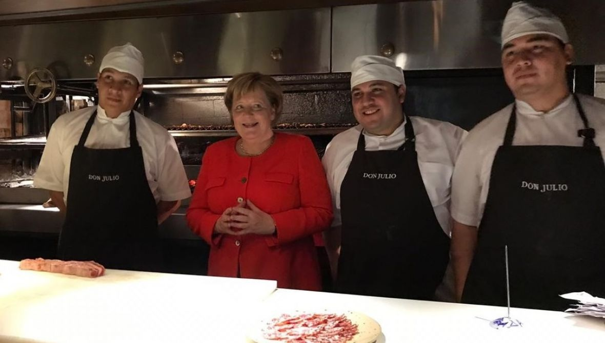 (VIDEO) Angela Merkel navdušila v Buenos Airesu: Kanclerka večerjala v lokalni restavraciji in se fotografirala s kuharji! Pospremili so jo z ovacijami!