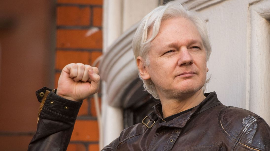 WikiLeaks opozarja: Ne nasedajte lažem o Julianu Assangeu! Ni bil vohun, niti “heker”!