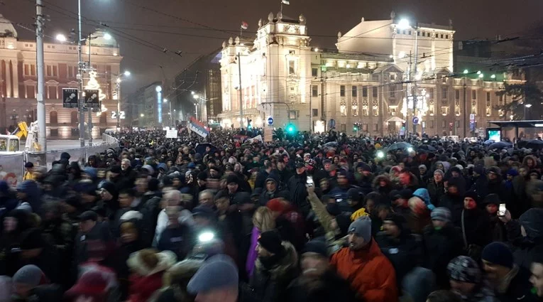 Tisoči ljudi na ulicah Beograda marširali proti predsedniku Aleksandru Vučiću
