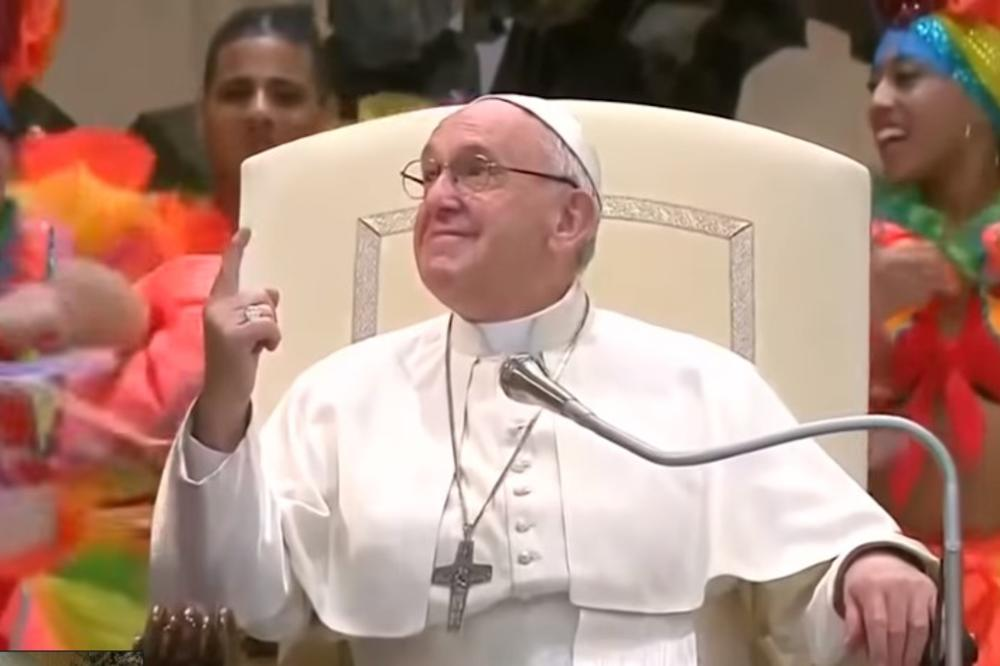 (VIDEO) Papež Frančišek s svojo akrobacijo ob zvokih salse očaral vse prisotne!