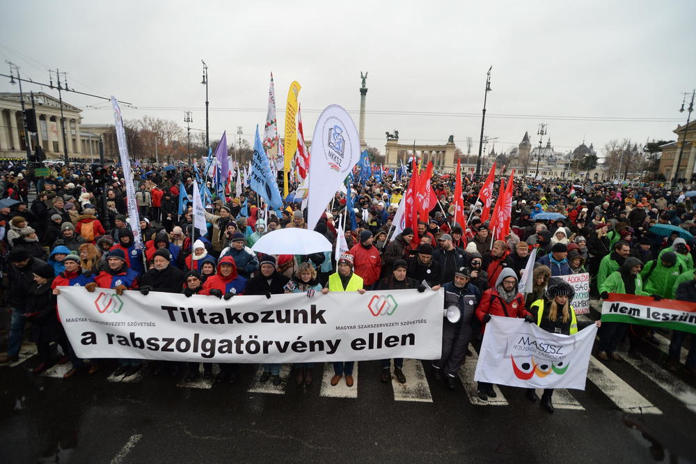 (VIDEO) Madžari vstali proti novemu zakonu o delu: Ne želimo postati sužnji!