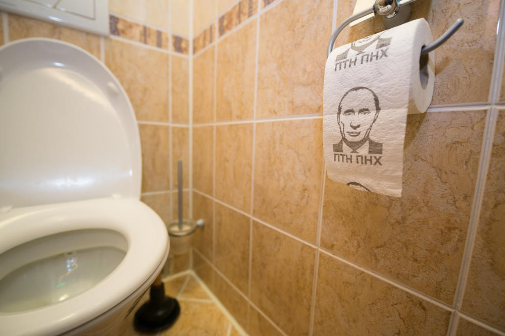 Škandal! Britanski minister za obrambo zgrozil svetovno javnost! Putina natisnil na toaletni papir! Moskva zavrača komentar, Britanci “znoreli”: Gre za sramoto!