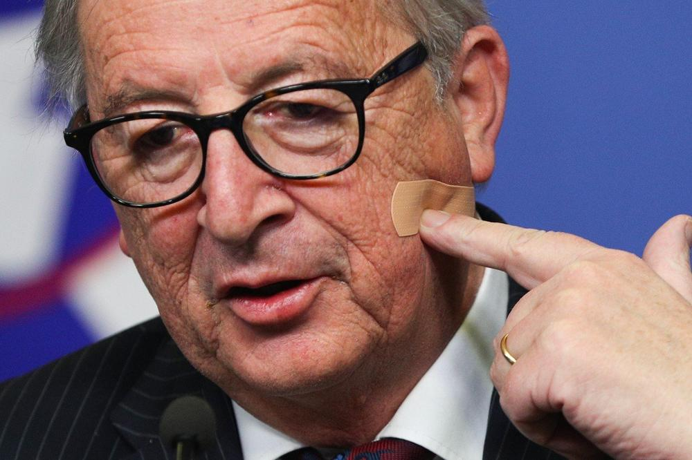 Juncker se je pojavil z obližem na licu in presenetil s pojasnilom: Tega mi ni naredila Theresa May!