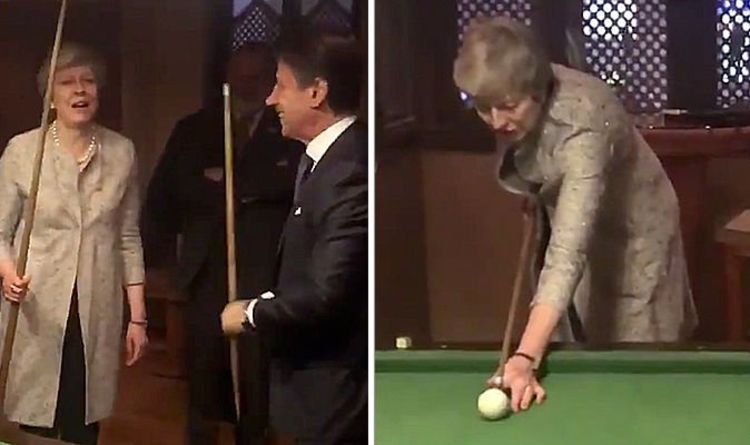 (VIDEO) Zabavno! Theresi May neprestano gledajo pod prste: Tudi v biljardu je slabša od železne lady Margaret Thatcher, Tonia Blaira in Davida Camerona!