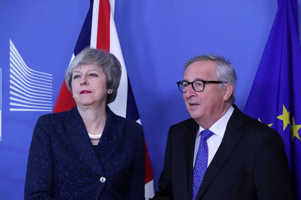 Juncker “odpikal” Thereso May: Končano je! Nič več pogajanj o brexitu!