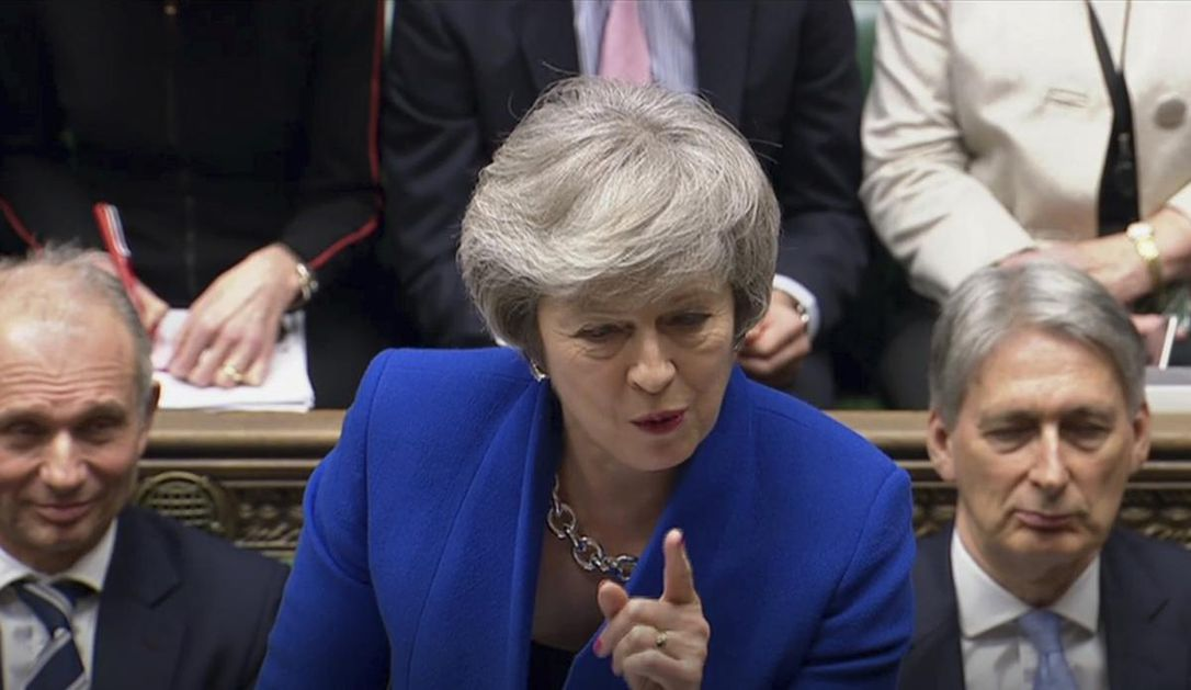 Upor v britanski vladi: Šest ministrov zahteva razrešitev premierke Therese May!